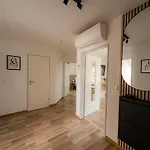 Come4stay - Zentrale Lage - Balkon By Interhome *